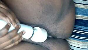 Snel Neukje Met Rijpe Vrouw Die Masturbeert