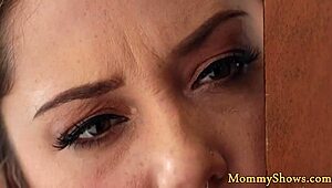 Αυτή η classy milf βουτάει σε καυτό λεσβιακό παιχνίδι με την ετεροθαλή της σε πλήρη σκηνή