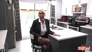 Bianca, blonde française mature, devient coquine en lingerie, wow