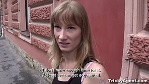 Blonda studenten Sonja klär av sig för cash på lurig casting