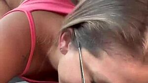 Loira Rabuda Faz Boquete no Uber no Trânsito Parado 😜