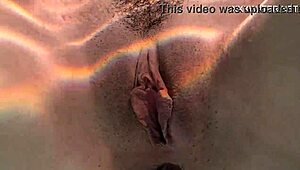 Uh, naga drobna brunetka 18+ gwiazda porno masturbuje się przy basenie