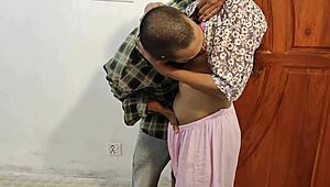 Гореща бенгалска приятелка се развихря с приятеля си в домашно XXX видео