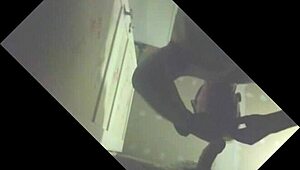 Etalon couilles pleines gros juteur se fait purger en glory hole