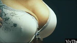 Busige reife Lesben lecken Arsch und Fotze mit Toys in Strümpfen