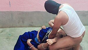 Hitri domači video azijskega bodybuilderja, ki se sleče v CFNM fetišu.