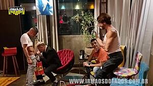 Amigo oculto se spremeni v golo orgijo z dvojno penetracijo