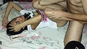 Wow! Bareback gejevski creampie napolni luknjo domačega delavca