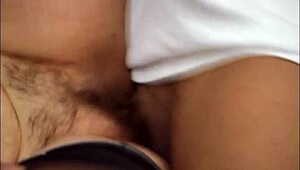 Bunicuță fierbinte threesome dildo în cur pizdă păroasă picurând ud