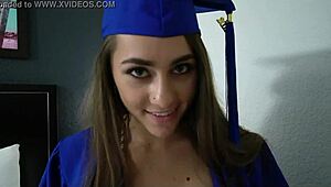 Гореща тийн получава дълбок крем пай в забранена спалня. Гледай как го поема всичко!