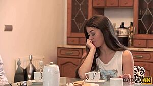 Pametna češka tinejdžerka 18+ zavodi starca za sirovi pušenje kurca