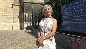 Kim, francouzská MILF s velkými prsy, touží po tvrdém prdelním souloži!