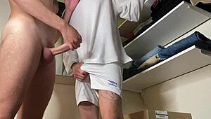 Чуках един пич яко в съблекалнята за свършване вътре!