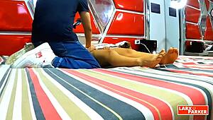 Perla Rica se da un masaje corporal completo en la sala de casting.