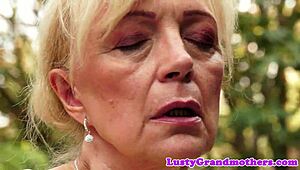 Зряла баба язди кур в каубойска поза, о майко!