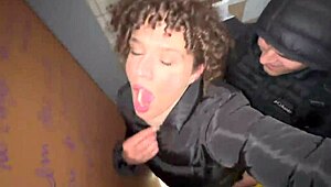 Macocha prowadzi pasierba przez pierwszą publiczną przygodę w toalecie podczas gorącej sesji