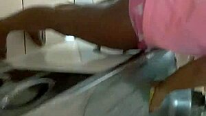 O marido dela foi pro bar e aproveitei pra chavecar a visinha, anal with latina in lingerie