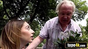 دفعت راجل عجوز عشان ينيك صديقته الشابة الجميلة 18+ قوي