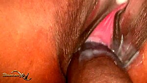 Spójrz na tę kremową mokrą cipkę z bliska, chcesz dołączyć?