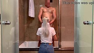 Îi spun fetei de la recepția hotelului: adu gel și ajută-mă să ejaculez cu un blowjob.