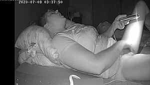 Ich habe diese geile Schlampe mit versteckter Kamera erwischt, wie sie ein Video für ihre Freundin macht.