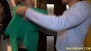 巨乳のデシガールが激しく突かれて大量顔射