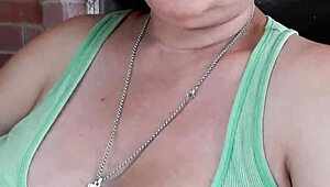 Sono una giovane 18+ troietta che gioca coi piedi, ma è la figa