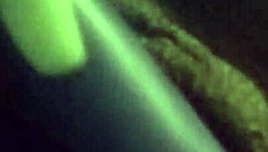 我爱用玩具自慰光滑无毛骚逼