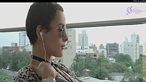 嘿，百万富翁荡妇，准备用巨型假阳具机器人肛交吗？想要硬核操屁股，Ozenanis？