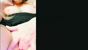 スマホPOVでマンコを近くで擦って指マン見せてあげる？