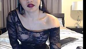 Ei, confira essa camgirl asiática gostosa pingando pré-gozo na webcam!