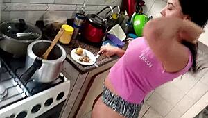 सारा रोजा किचन में सेक्सी लंच बनाती है।