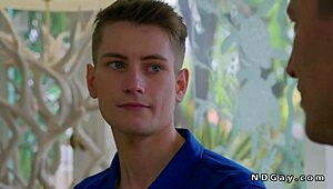 واو، بودكاستر مشهور ينيك طيز معجبته الضيقة على الكنبة! 😲