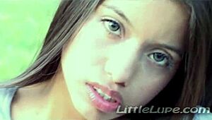 Allora, Little Lupe sta relax, strofina e dita la sua figa con quelle tette naturali fuori.