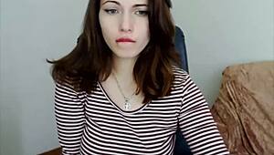 Vay be, büyük memeli Rus güzeli webcam'de amını oynatıyor, çok sıcak! 🔥