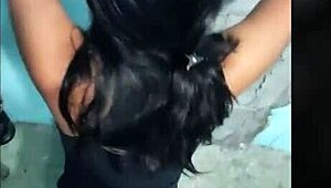 Intenzívna vášeň pri šukaní latinskej brunetky o stenu