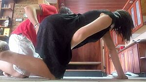 Follé a mi hermanastra duro en el piso de la sala. Me corrí rápido en dos minutos!