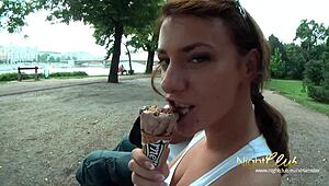 Gadis Jalanan Seksi Suka Uang dan Mau Main untuk Itu