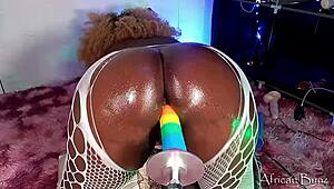 Salope au gros cul ghetto chevauche bite pride rainbow à fond