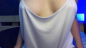 Que buenas tetas naturales con pezones erectos en pareja ardiente!