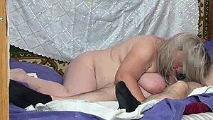 Heiß verdammt! Reife MILF mit großen Titten und saftigem Arsch nimmt harten Anal-Pounding!