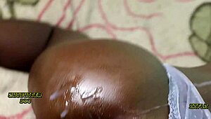 Levrette anale brute avec string poussé de côté pour une action profonde !