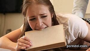 Сладката беше дразнена от възрастния си ментор, преди да я чукат здраво