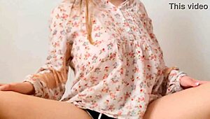 Ung student 18+ viser frem store pupper... wow! 😍