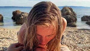 Мацката Мира Дейвид я чукат кучешка и я пълнят на плажа в POV.