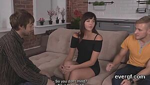 Chudák přítel sleduje, jak jeho roztomilá ex se nechá vypráskat za prachy