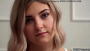 Nimfomană inocentă îndrăznește să întindă crăpătura ei virgină strânsă