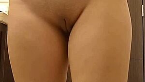 Profesora de Inglés Espiada en Baño Universitario Mientras Orina