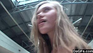 Dagfs! Blonde teen fingers herself at tanning salon!