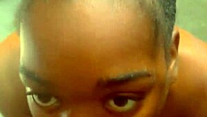 Ado ébène 18+ adore faire des pipes salopes. Elle gère une grosse bite noire avec talent.